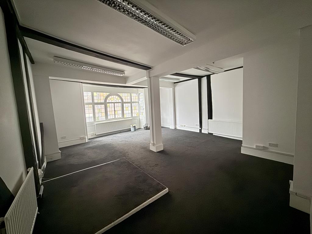 Lot: 31 - UPPER PARTS WITH POTENTIAL AND LARGE HARDSTANDING TO REAR - First floor room to front